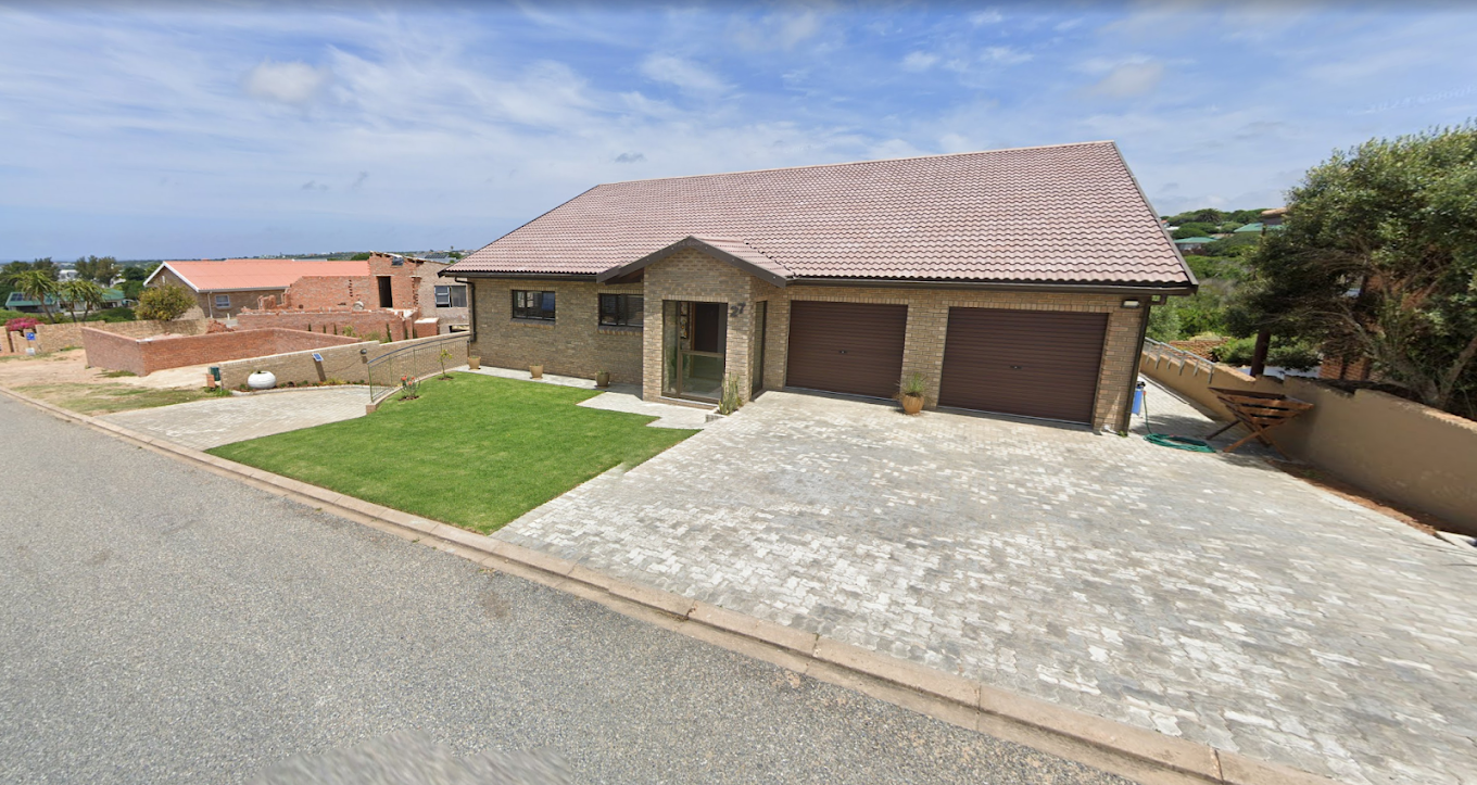 Front view of De Brakke Guesthouse